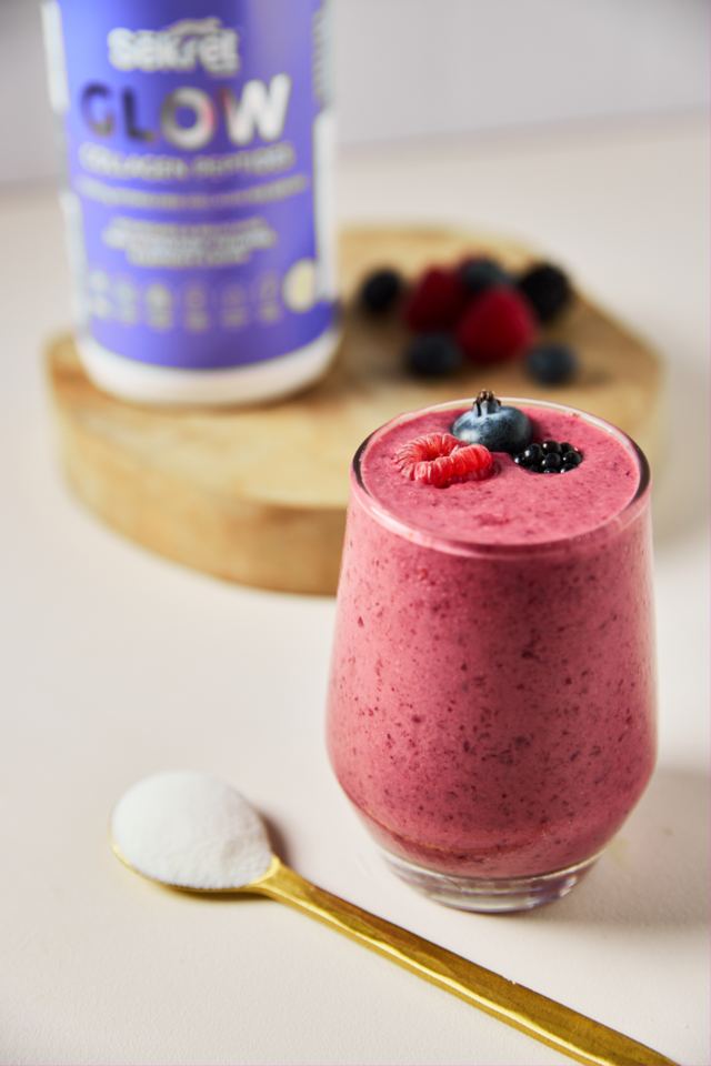 Berry smoothie in front of a tub of Sēkret Glow collagen